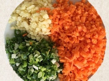 step3: 蒜頭、辣椒、蔥切碎