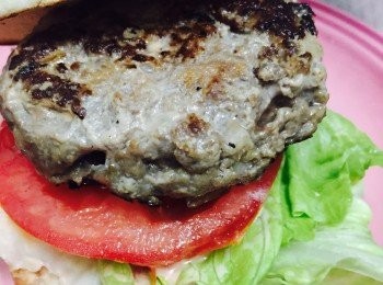 step7: 遂層放上厚切蕃茄，漢堡