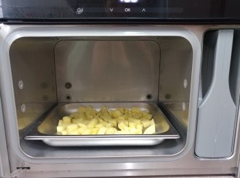step1: 將薯仔肉切成小粒， 蒸15分鐘至軟腍
