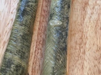 step4: 熱鍋下油份，煎熟腐竹卷至金黃色。