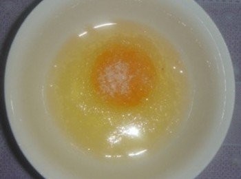 step2: 在雞蛋上面撒一層白砂糖。