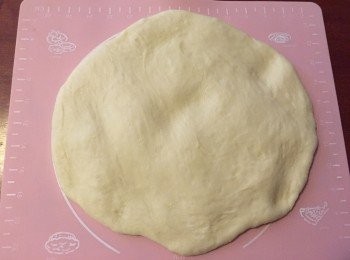 step2: 把麵團取出, 用手按壓幾分鐘排氣