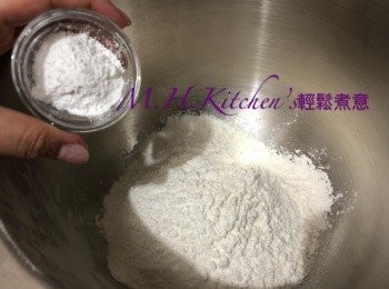 step15: 高筋麵粉，低筋麵粉， 鹽，糖，發粉用攪拌機攪均