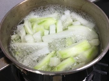 step2: 水加入薑片入鍋子中, 中火加熱至水滾, 加入節瓜煮3-4分鐘