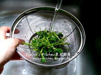 step3: 期間將芫茜莖切段 , 薑去皮切片 , 芫茜莖用水沖一沖洗及瀝乾