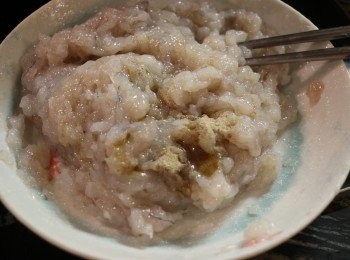 step3: 然後再加入餘下的調味料順一方向拌勻，並摔打數十下。