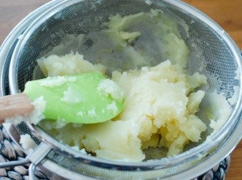 step2: 將馬鈴薯瀝乾水份，然後用叉或至馬鈴薯器壓至薯蓉。如要非常幼滑的薯蓉，用篩網過濾，用膠刮輔助