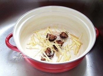 step4: 將羅漢果 , 薑絲放入煲