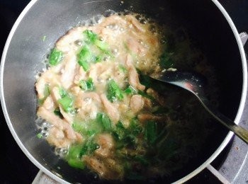 step2: 下油爆香豆豉、蒜蓉，然後分別加入肉絲、油麥菜略炒，加入熟水煮至所有<span class="group_1">食材</span>熟透。