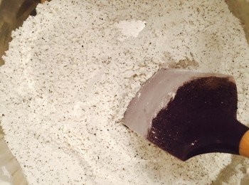 step2: 糖霜和低筋麵粉過篩拌勻。加入泡打粉和鹽。4包伯爵茶包打開倒出茶粉，然後加入粉狀混合物中拌勻。