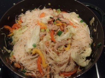 step15: 撒上胡椒粉,芝麻香油及油蔥酥稍微拌一下,熄火蓋上鍋蓋將米粉燜2分鐘。ps:秘訣之三:利用鍋裡的蒸氣讓米粉更Q彈。