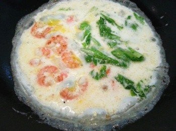 step3: 再將粉漿加入煎熟{要翻面}