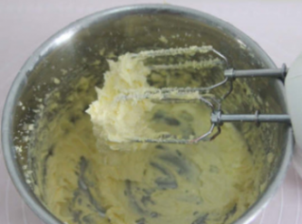 step1: 室溫軟化黃油，加入糖粉，打發。