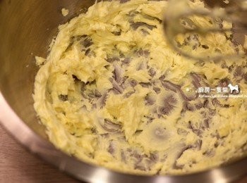 step3: 以攪拌器將室溫軟化的無鹽奶油打至乳霜狀。