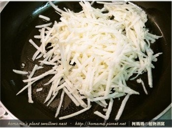 step3: 取一平底鍋熱鍋後，放入橄欖油，再放入豆薯籤來翻炒片刻。