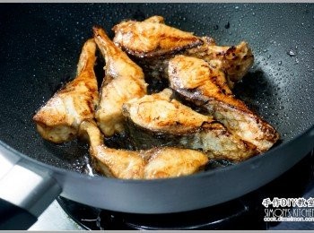 step4: 3.當烏魚肉表面煎至略為呈金黃色時，開大火把雙面煎到恰恰的感覺起
鍋備用。