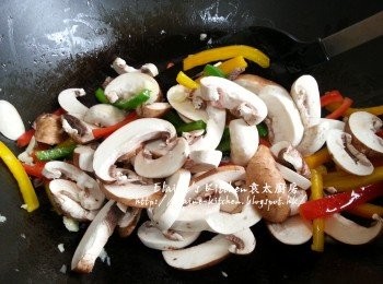 step7: 加入白啡蘑菇 , 贊少許酒拌勻炒至蘑菇微軟