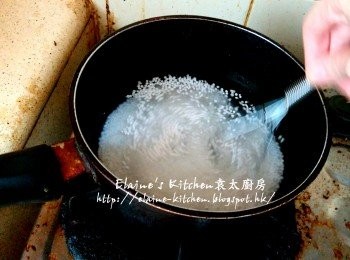 step1: 西米放入煲內 , 加入水蓋過面 , 用中火煮滾後拌一拌勻西米以免黏底