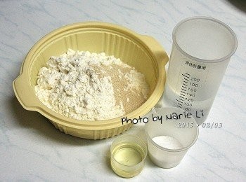 step1: 這道《蘿蔔絲肉餡酥餅》的作法
是採用麵皮包覆著油酥的方式
製作出層層疊疊的酥餅口感來
所以在步驟中分別《麵皮、油酥、餡料》
三分面的製作方式來細看



製作《麵皮》：

中筋麵粉：      200g
冷水：          110g
酵母粉：          2g
細砂糖：         10g
鹽：              1g
沙拉油：         10g

將所有<span class="group_1">食材</span>量秤好備用。
