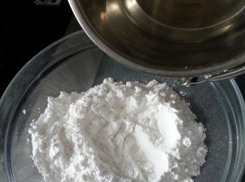 step1: 先做搓粉部份:將210g澄麵和40g生粉拌勻,加入290g大熱滾水攪勻