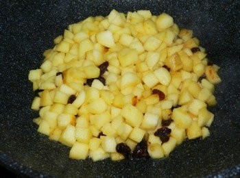 step3: 10克奶油熱鍋，放入蘋果丁、葡萄乾、<span class="group_4">焦糖</span>，煮開後，加入玉米粉拌勻放涼