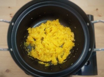 step2: 步驟2：
熱鍋倒入橄欖油轉小火將洋蔥炒軟呈現焦糖色，再加入南瓜泥拌炒均勻後，接著加入蟹肉、蟹黃、高湯轉中火煮至沸騰。