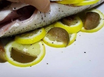 step2: 在碟上和魚身放上鮮檸檬和鹹檸檬