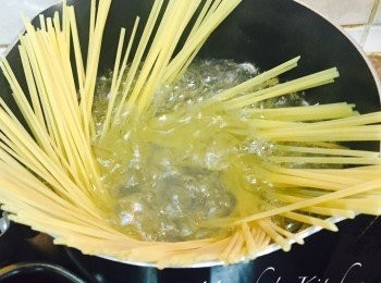 step1: 煲一鍋水，放2茶匙鹽，水滾放意粉。跟據包裝上註明時間煮少2分鐘。撈起沖凍水瀝乾，另留起約1杯煮過麵的水備用。