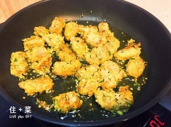 step3: 中火下油 (要多d ) 半煎炸豬柳