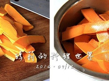 step1: 南瓜削皮去籽後盡可能切成薄片
加入少許的鹽巴靜置約 20 分鐘除去生澀的味道