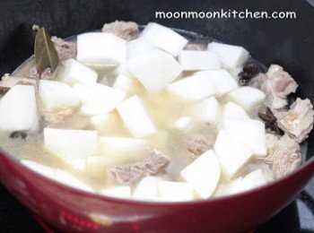 step10: 加入蘿蔔兜勻，蓋上蓋繼續煮至牛腩淋。