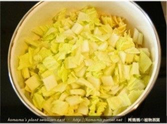 step4: 將煮熟的螺旋義大利麵與小白菜放入碗，並淋上橄欖油。