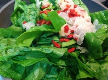 step1: 鍋中加入枸杞水米杯1／3杯，塩、油、薑絲，水滾後下皇宫菜、白木耳、枸杞