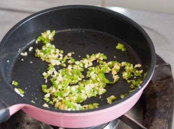 step3: 開中慢火，鍋子後入面下少許油，油熱後先放尖椒碎兜炒約 1 – 2 分鐘至出味，之後加入蒜頭略為炒勻，稍為調高火力贊入酒兜炒勻