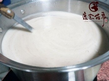 step4: 並將打碎後的木耳倒入冰糖水中，先大火煮滾，滾之後持續攪拌