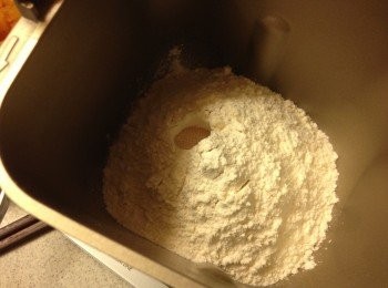 step3: 準備中種，加入材料到麵包桶內，酵母放在麵粉中的小洞內，在埋起來，南瓜溶和牛奶慢慢倒入邊邊的位置，開動麵團模式，7分鐘後按取消，麵團留在桶內發酵1.5小時