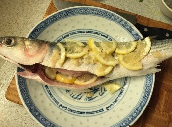 step3: 把檸檬片加入醃料後, 塗上烏頭的裡面和肚內, 醃半小時