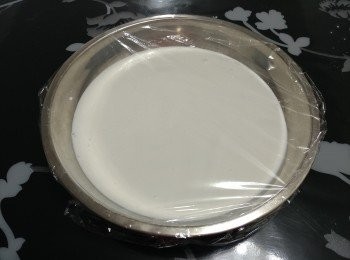 step5: 把(3)到在碟上，蓋上保鮮膜，蒸約10分鐘或至粉團熟透