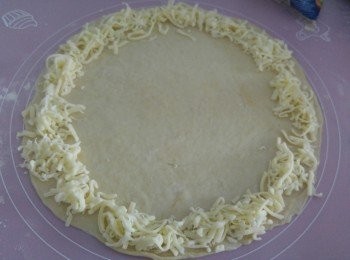 step3: 可用碎芝士或片裝放入邊緣。