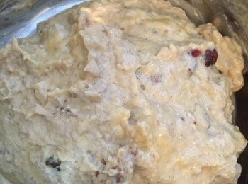 step3: 把乾材料分2次加入濕材料中，以切拌方式拌勻（避免過度拌勻而起筋），