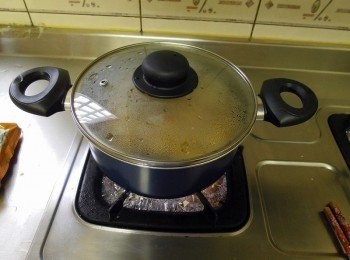 step4: 將所有<span class="group_2">配料</span>放入，蓋上鍋蓋悶煮一下，