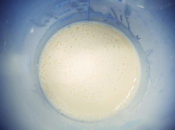 step6: 接著把溫熱牛奶慢慢地倒入蛋液中~ 倒的時候一邊用打蛋器攪拌避免結塊喔!!