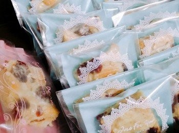 step3: 將奶油隔水加熱融化，加入棉花糖攪拌至融化，再加入奶粉攪拌均勻後，倒入餅乾，麥片，蔓越莓乾，拌勻，裝入容器壓平，放涼即可切成小塊囉～