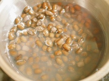 step9: 紅豆預早一晚洗乾淨再用清水浸過夜, 再煮淋 (我用炆燒杯代勞)