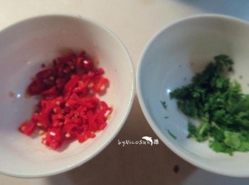 step1: 香菜辣椒切碎備用