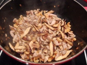 step9: 加入五花肉或肉絲拌炒至油脂釋出,呈現焦香狀。