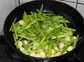 step4: 起一油鍋，爆香蒜片，下蘆筍與銀杏快炒，加一大湯水悶煮一下~