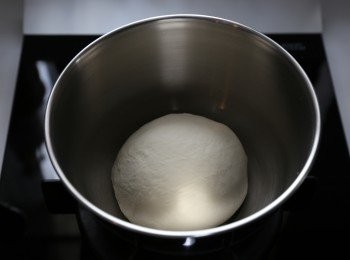 step2: (2) 麵團搓成光滑狀態，放在深盤內，蓋上保鮮紙等發大，時間約一小時