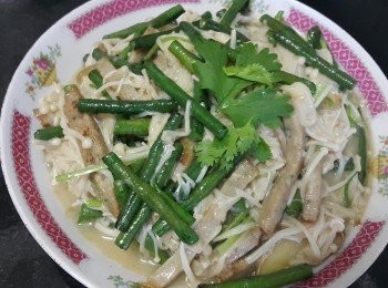 step6: 做法 :

將鯪魚肉少少生粉 , 糖 , 雞粉撈至起膠 , 冷凍 1 小時 , 再用中細火煎香 , 放涼後切成條備用 , 先將豆角用蒜頭 , 乾蔥 , 薑片爆炒至半熟備用 , 再用蒜頭 , 乾蔥大火爆炒金菇 , 放入魚鬆少少糖 , 雞粉輕炒 , 再將豆角回鑊 , 加約半碗水 , 轉中火蓋好焗煮約 1 分鐘 , 少少麻油 , 生粉水埋芡 , 完成 .