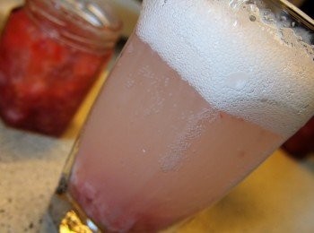 step9: 食用方面，除了可以當果醬外，還可以加2湯匙放入梳打水中拌勻，成為超解渴的荔枝紅桑子特飲。